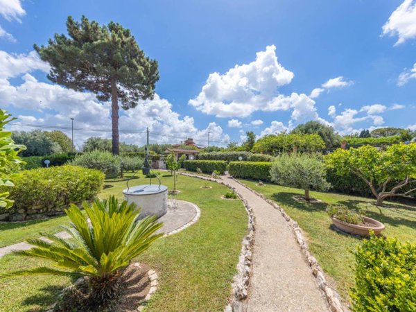 casa indipendente in vendita a Roma in zona Casal Monastero