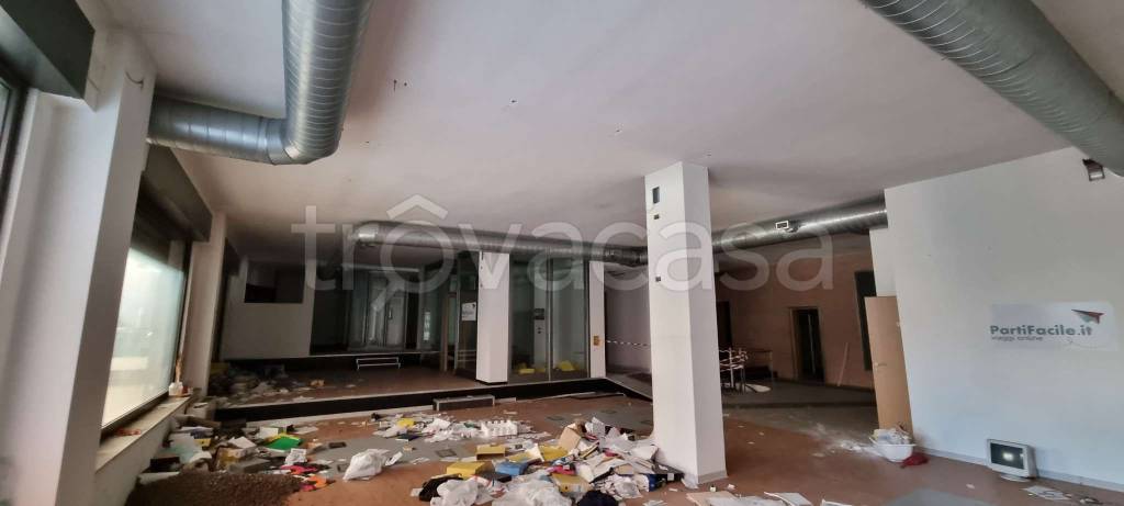 negozio in vendita a Roma in zona San Basilio