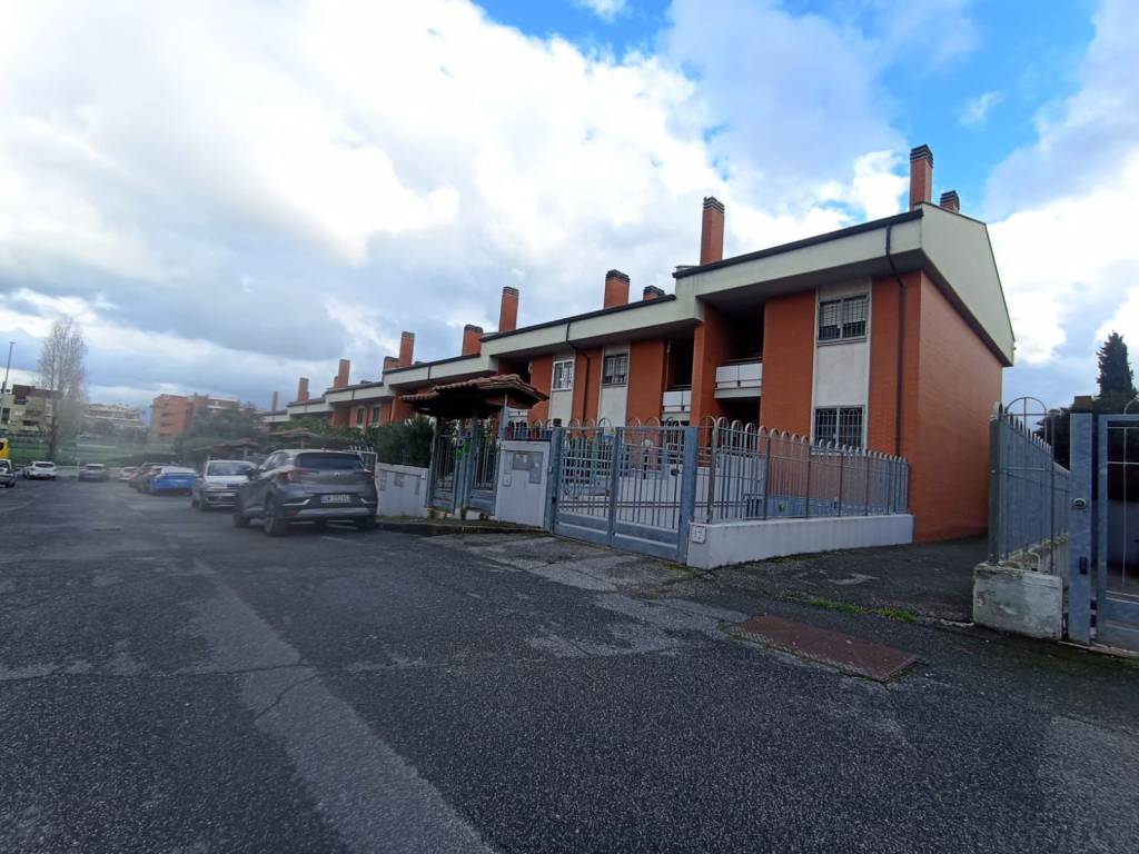 casa indipendente in vendita a Roma in zona Lunghezza