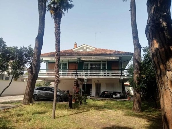 casa indipendente in vendita a Roma in zona Casal Palocco