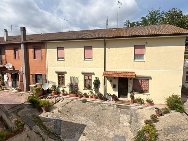 appartamento in vendita a Roma in zona Pantan Monastero