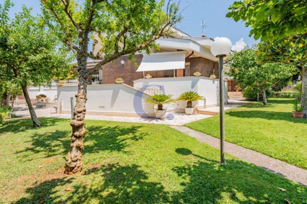casa indipendente in vendita a Roma in zona Infernetto