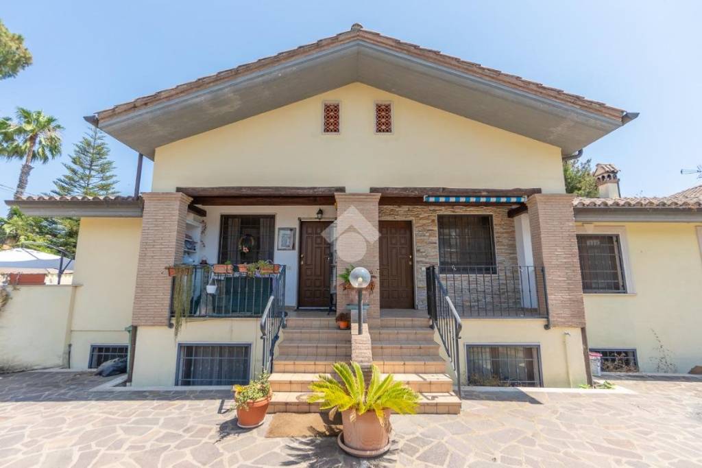 casa indipendente in vendita a Roma in zona Infernetto