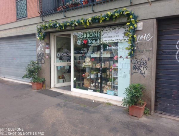 locale commerciale in vendita a Roma in zona Tuscolano