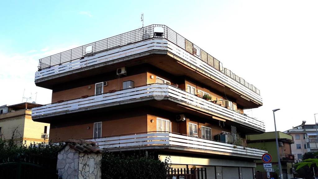 appartamento in vendita a Roma in zona Torre Angela