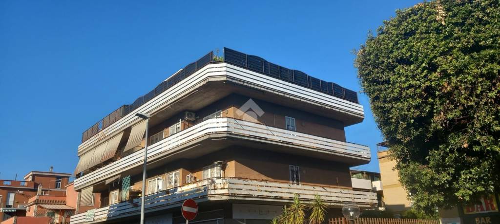 appartamento in vendita a Roma in zona Torre Angela