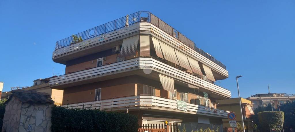 appartamento in vendita a Roma in zona Torre Angela