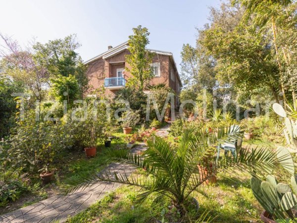 casa indipendente in vendita a Roma in zona Casal Palocco