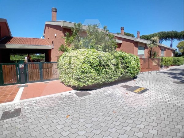 casa indipendente in vendita a Roma in zona Infernetto