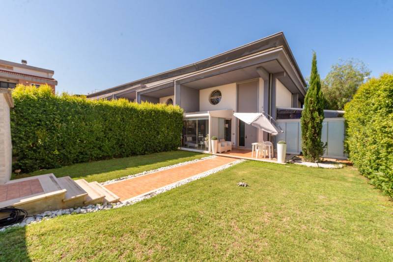 casa indipendente in vendita a Roma in zona Mezzocammino