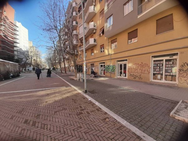 negozio in vendita a Roma in zona Cinecittà