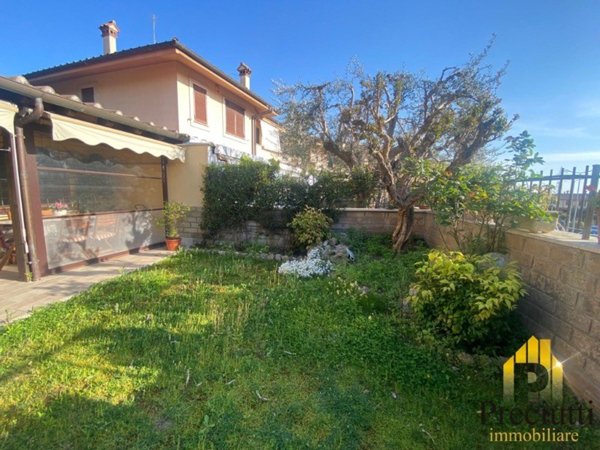 casa indipendente in vendita a Roma