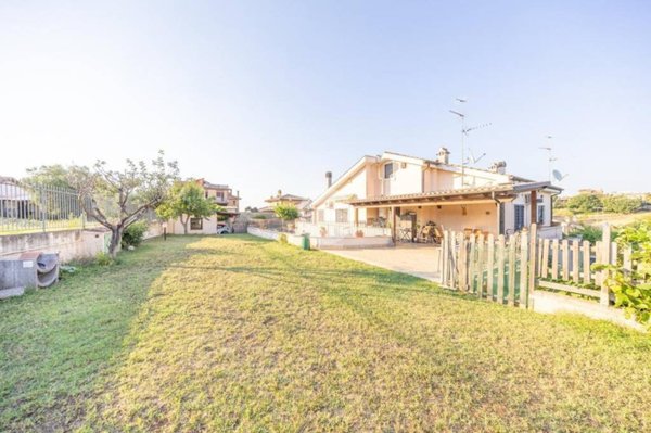 casa indipendente in vendita a Roma in zona Castelverde