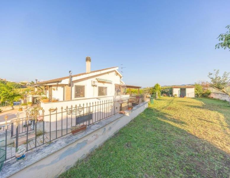 casa indipendente in vendita a Roma in zona Castelverde