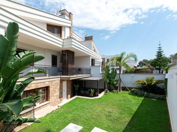 casa indipendente in vendita a Roma in zona Infernetto