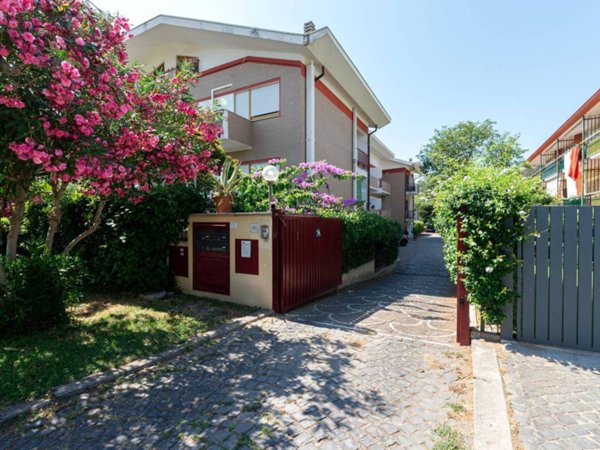 casa indipendente in vendita a Roma in zona Axa