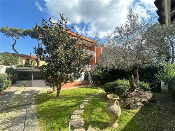 casa indipendente in vendita a Roma in zona Ostia