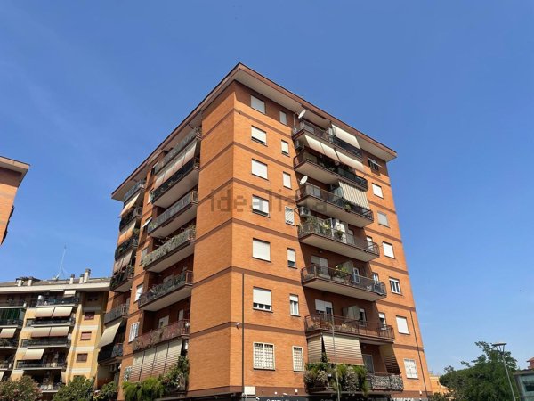 appartamento in vendita a Roma in zona Torre Spaccata