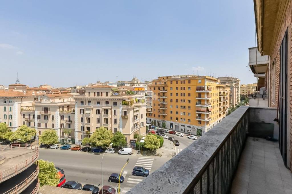 appartamento in vendita a Roma in zona Appio Latino