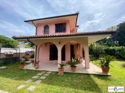 casa indipendente in vendita a Roma