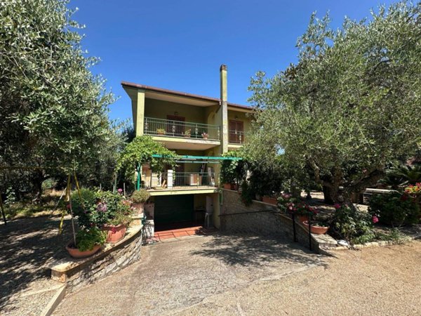 casa indipendente in vendita a Roma in zona Trigoria
