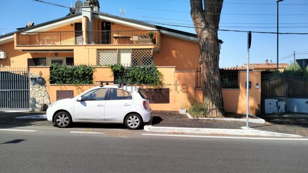 appartamento in vendita a Roma in zona Giardini di Corcolle