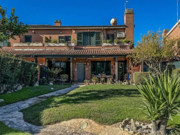 casa indipendente in vendita a Roma in zona Infernetto