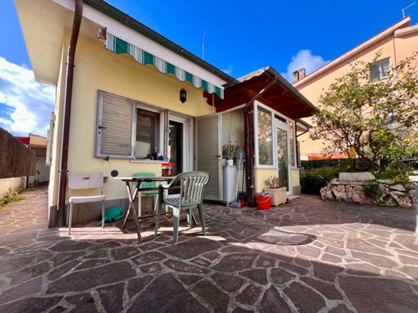 casa indipendente in vendita a Roma in zona Ostia Antica