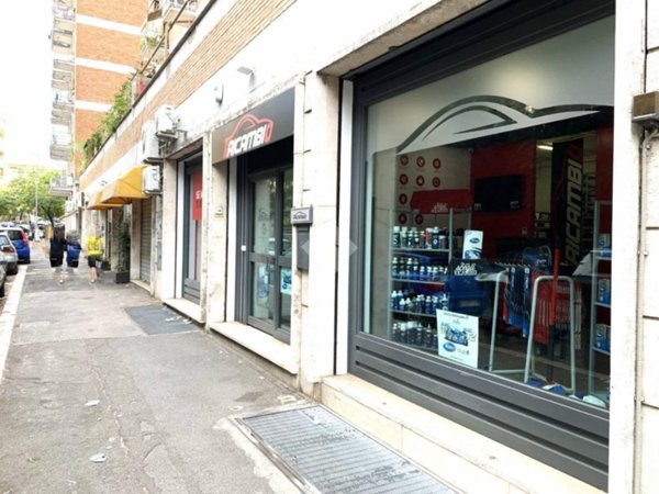 negozio in vendita a Roma in zona Portuense