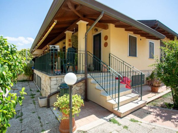 casa indipendente in vendita a Roma in zona Ostia Antica