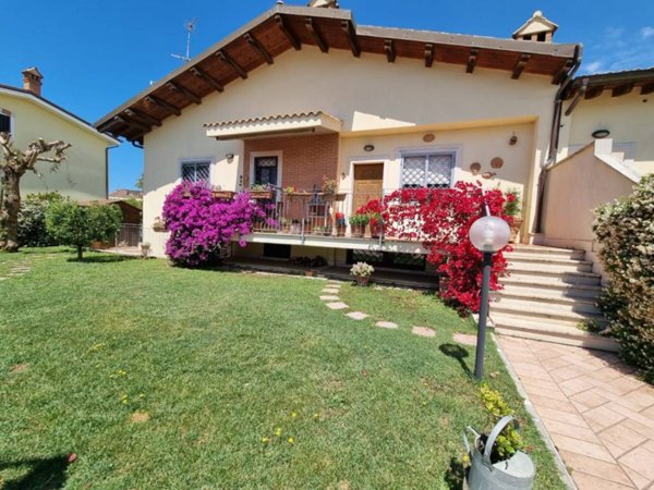 casa indipendente in vendita a Roma in zona Ostia Antica