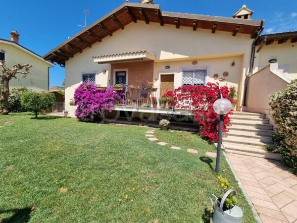 casa indipendente in vendita a Roma in zona Ostia Antica