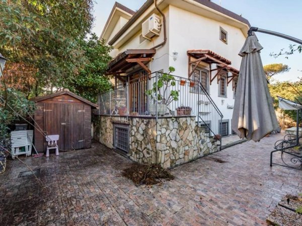casa indipendente in vendita a Roma in zona Infernetto