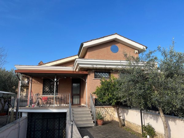 casa indipendente in vendita a Roma in zona Case Rosse