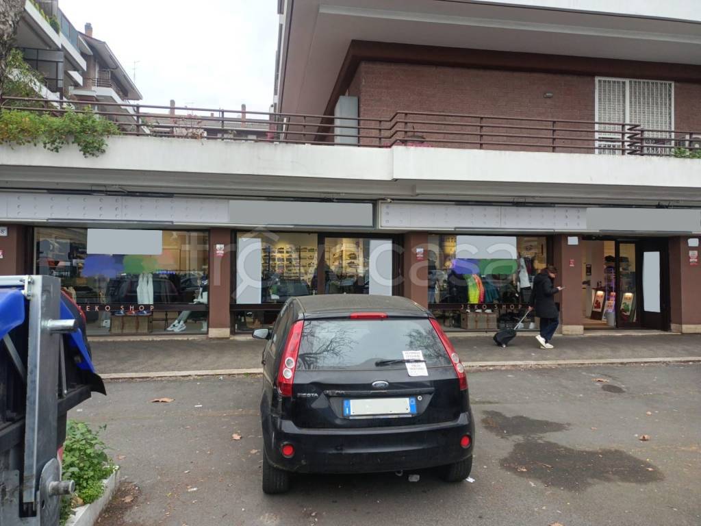 negozio in vendita a Roma in zona Ponte Mammolo