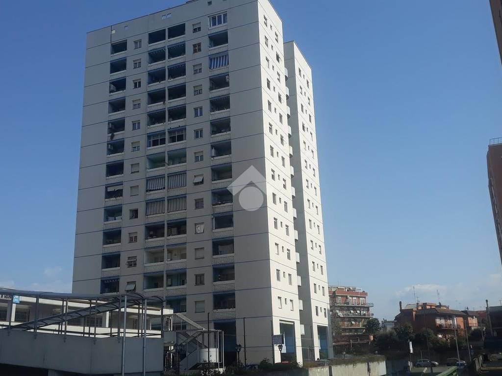 appartamento in vendita a Roma in zona Torre Angela