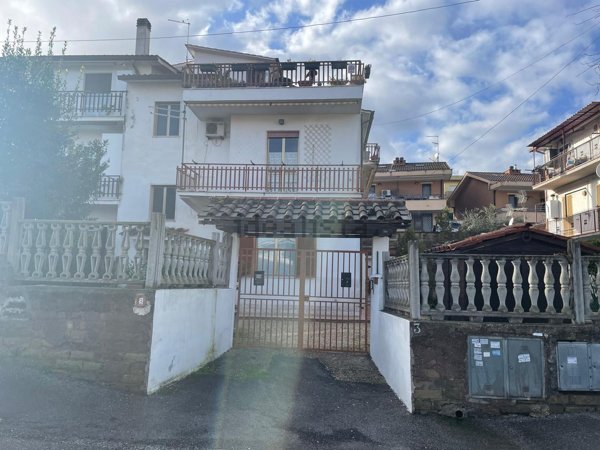 appartamento in vendita a Roma in zona Valle Muricana