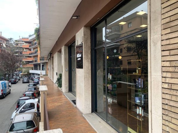 negozio in vendita a Roma in zona Tor di Quinto