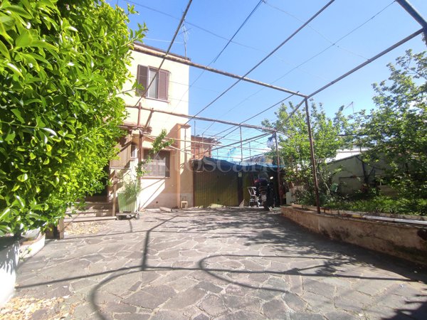 casa indipendente in vendita a Roma in zona Torre Maura