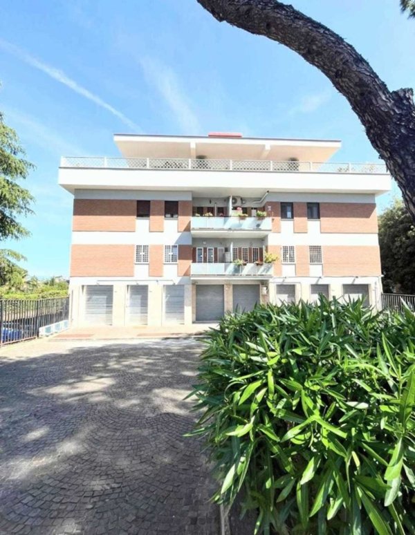 appartamento in vendita a Roma in zona Tomba di Nerone