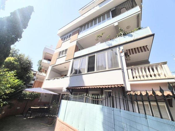 appartamento in vendita a Roma in zona Tomba di Nerone