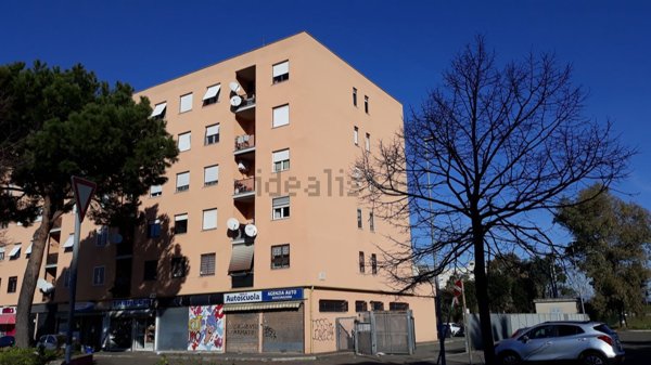 locale commerciale in vendita a Roma in zona Torre Angela