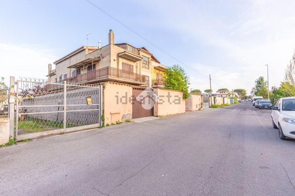 appartamento in vendita a Roma in zona Lago Regillo