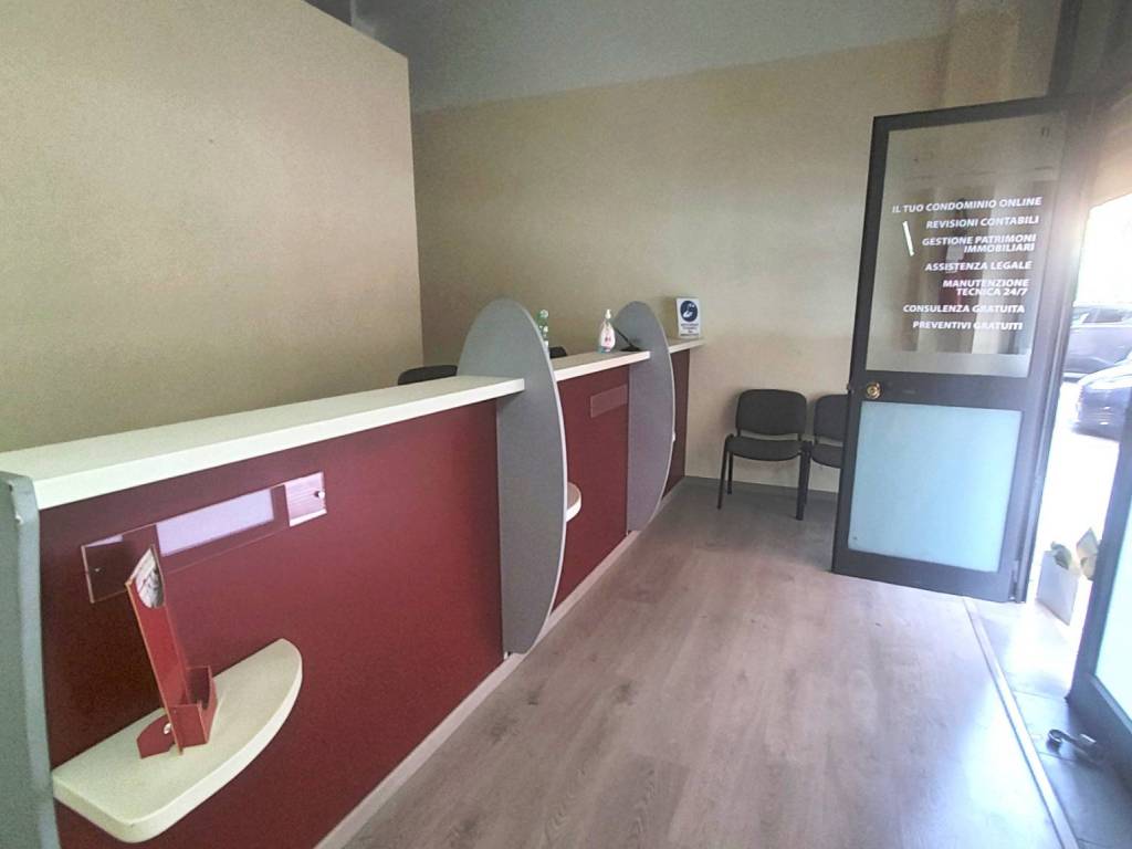 negozio in vendita a Roma in zona Tuscolano