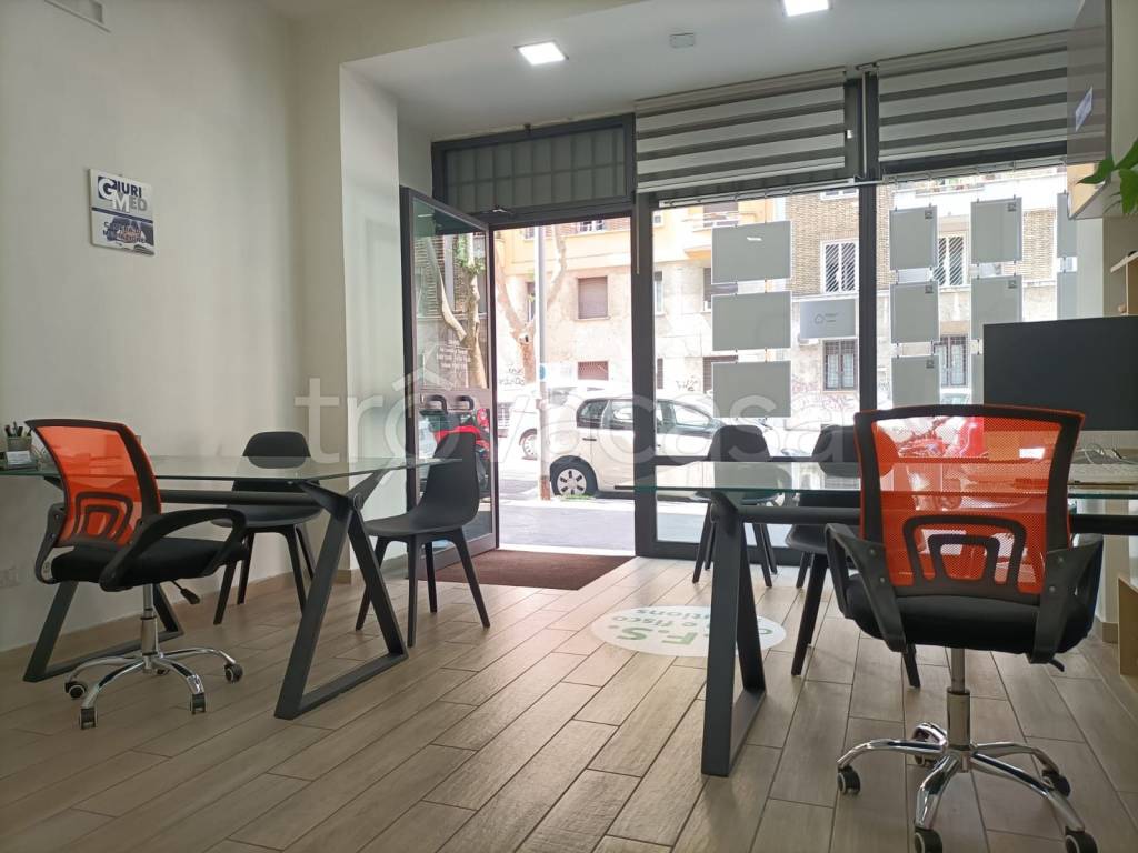 negozio in vendita a Roma in zona Appio Latino