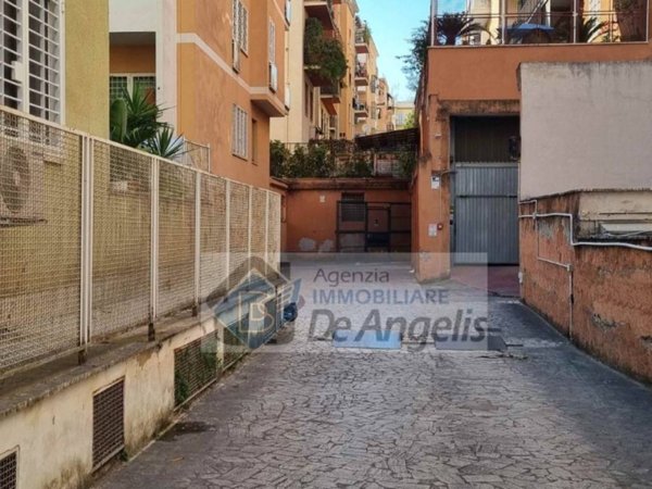 locale commerciale in vendita a Roma in zona Appio Latino