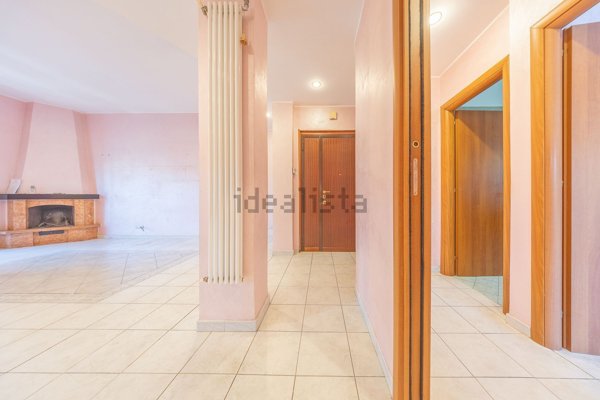 appartamento in vendita a Roma in zona Torre Angela
