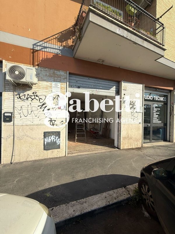 locale commerciale in vendita a Roma in zona Prenestino-Labicano