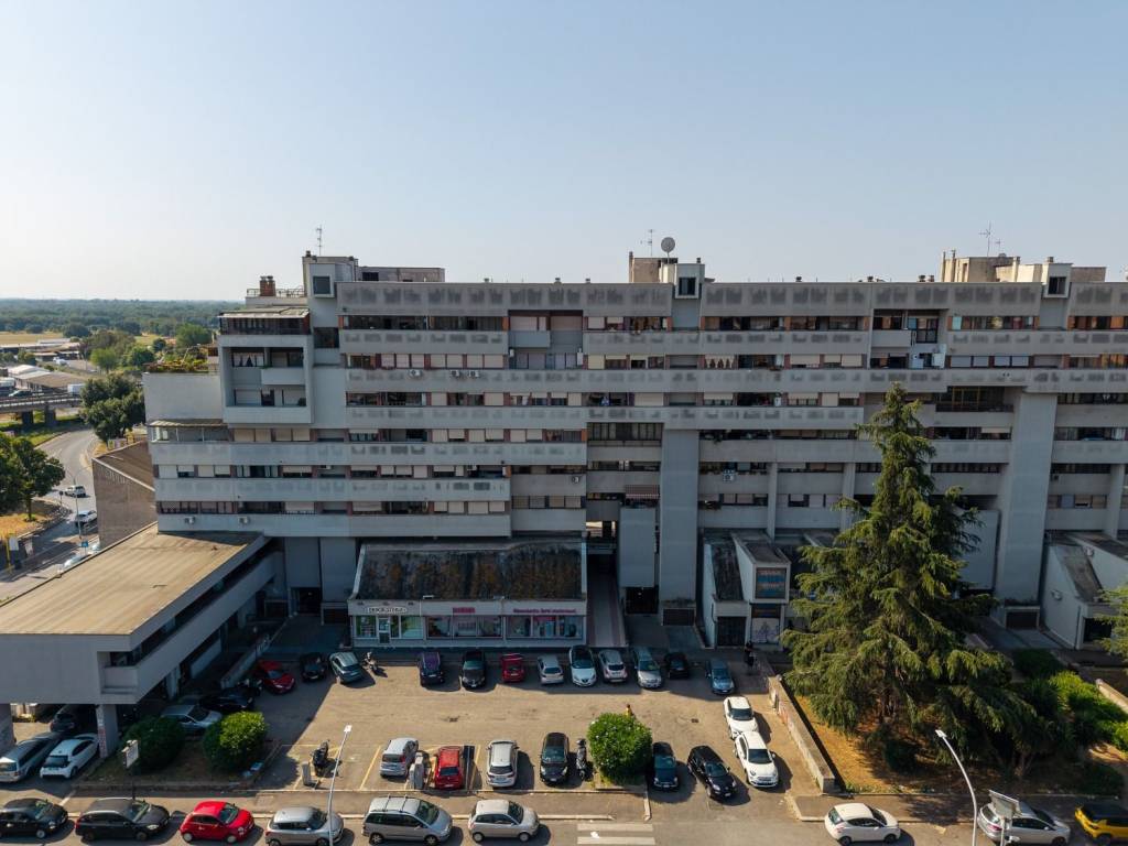 negozio in vendita a Roma in zona Spinaceto