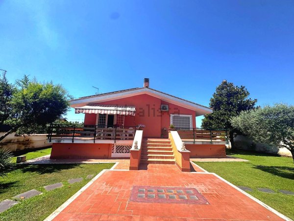 casa indipendente in vendita a Roma in zona Ostia Antica